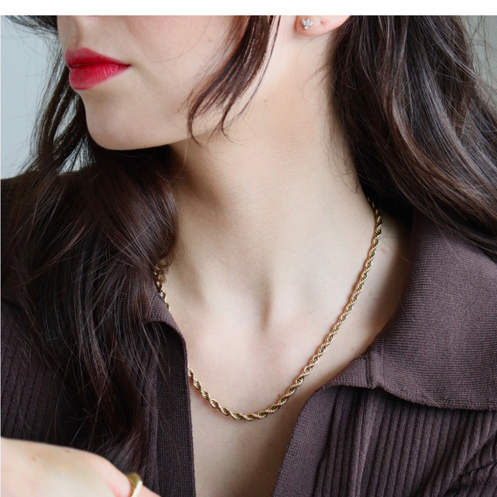 Elegant Gold Necklace